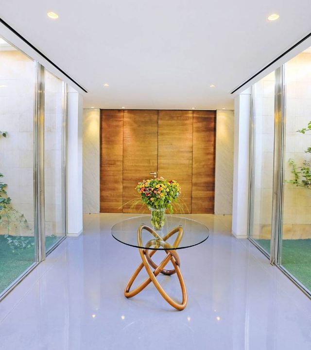 طاولة مزينة بالورود