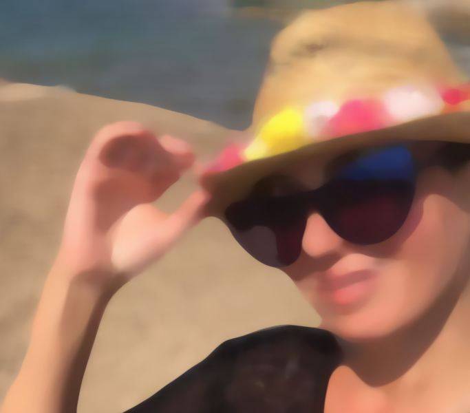 بالصورة – هجوم على ممثلة سورية بسبب طريقة جلوسها ولباسها الضيق... 