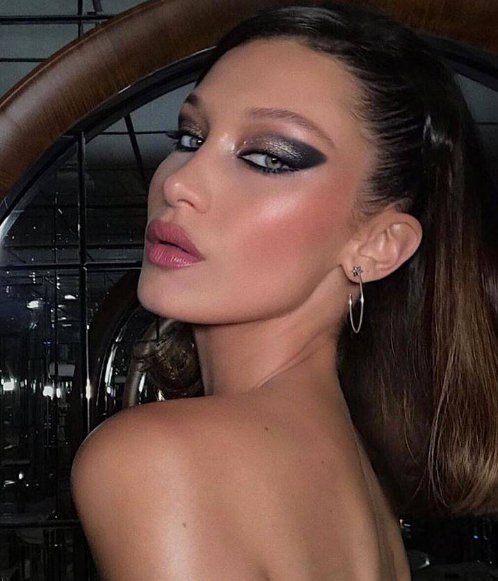 بالصورة – شاهدوا كيف كانت بيلا حديد في طفولتها... ماذا كشفت عنها والدتها للمرة الأولى؟