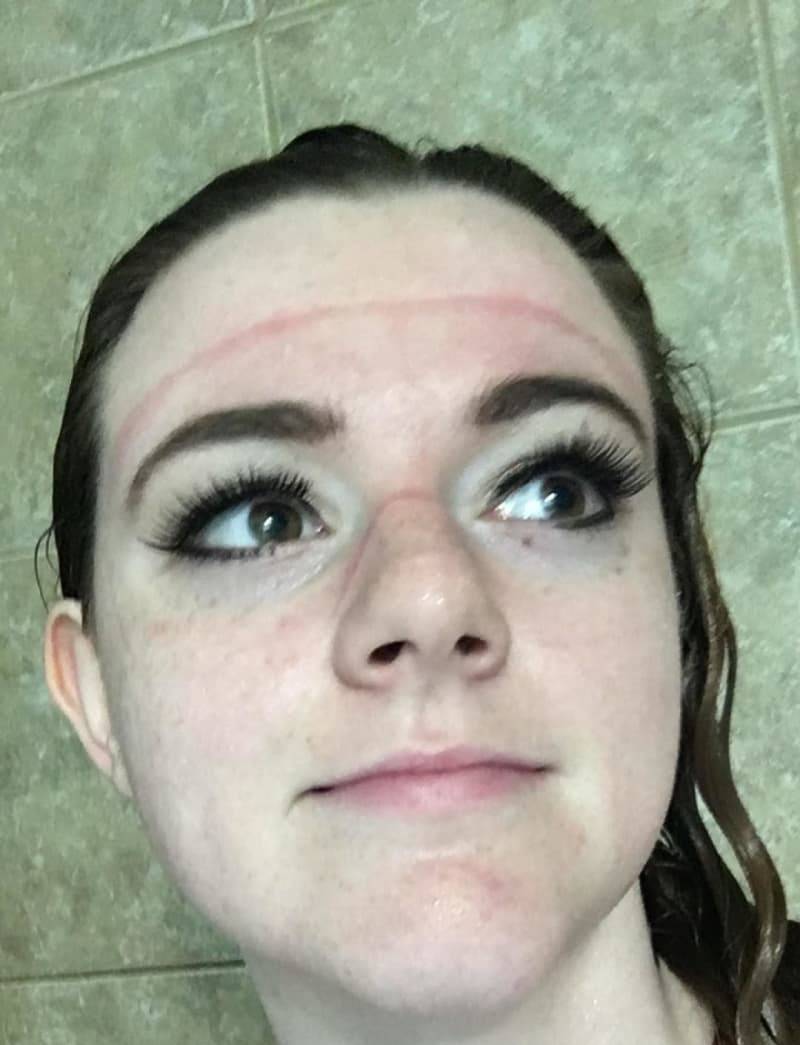 بالصور - شاهدوا ماذا فعلت لتمنع سيلان مكياج عينيها أثناء الاستحمام... حيلة ذكية