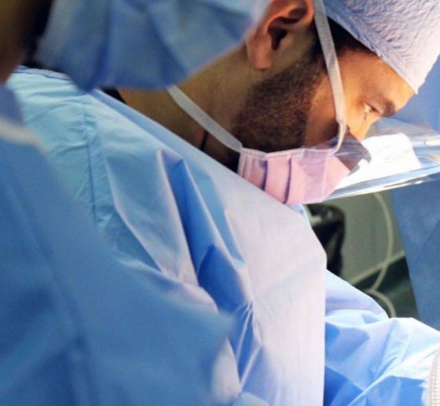 بالفيديو – فنانة خليجية تعترف بخسارتها الوزن بعملية قصّ البطن... ما قصة الـ4.5 كيلو جلد؟