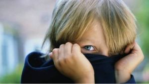 طفلك خجول.. ساعديه على الخروج من العٌزلة