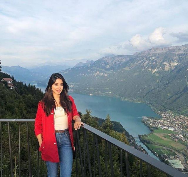 بالفيديو – للمرة الأولى بعد اشتعال الحرب بينهما: مي العيدان تتفق مع أسيل عمران... إليكم ما حدث