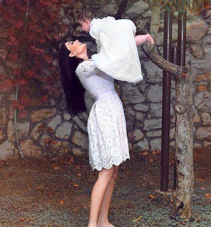 بالفيديو - إبن سيرين يشعل مواقع التواصل بطرافته وجماله.. وهذا ما فعلته تاليا بوالدها