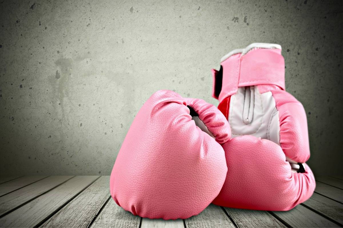 سرطان الثدي يضرب هذه الفنانة... قوتها بعد استئصال ثدييها مدهشة