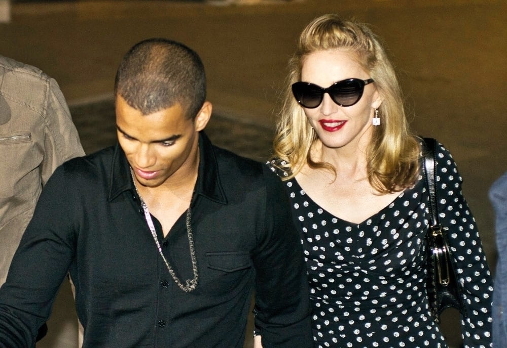 زوجي أصغر مني وحياتي مستقرّة وسعيدة