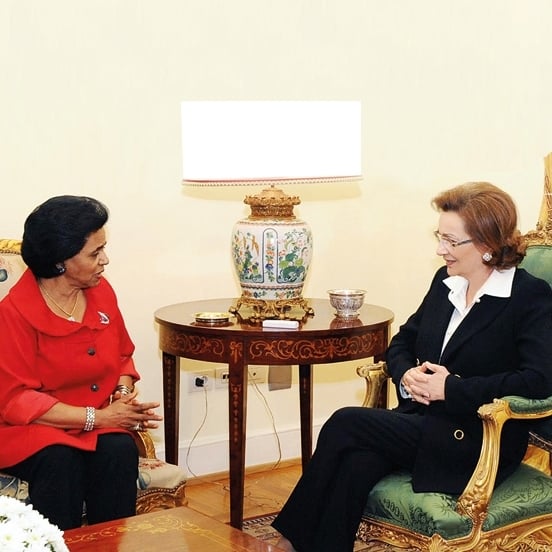 في استقبالها للشيخة فريحة الصباح سوزان مبارك