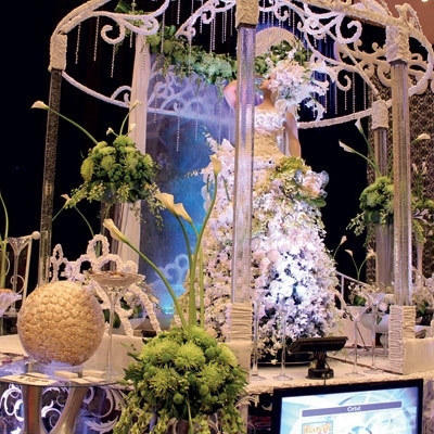 الكريستال والفستان الأبيض زيّنا ليالي جدة...