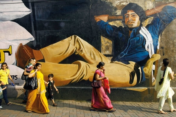 مومباي في الهند الألوان تتراقص في شارع جوهو 