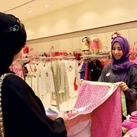 سعوديات يثبتن جدارتهن في محلات بيع المستلزمات النسائية...