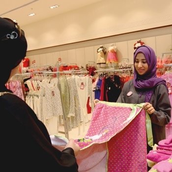 سيدات السعودية يدخلن مجال البيع بقرار ملكي