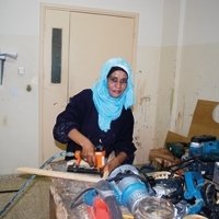 آمال أبو رقيق أول نجّارة في غزة