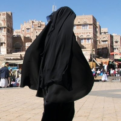 المرأة اليمنية تحمل شرف القبيلة