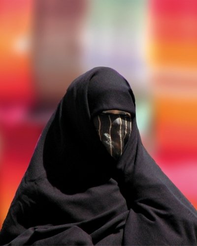 النساء المعلّقات