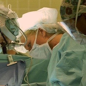 لماذا تهرب الطبيبات العربيات من قسم الجراحة؟