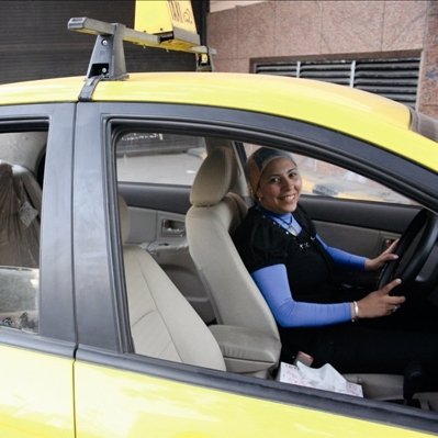 المرأة وراء مِقْود سيارة الأُجرة في مصر 