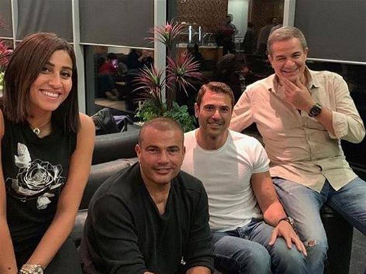 بالصورة - عمرو دياب ودينا الشربيي يعودان من لندن .. ومن النجم الذي التقاهما في المطار؟