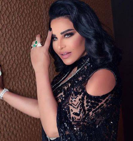 في مرة نادرة - أحلام من دون مجوهرات وترتدي الفستان نفسه مرتين!