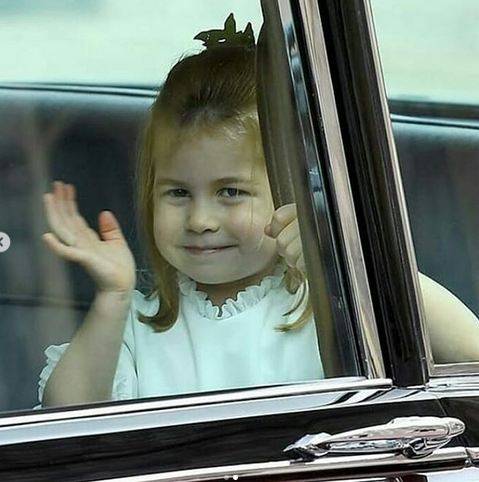 بالصور - الأميرة شارلوت تنفذ ملاحظات الملكة اليزابيت.. هكذا تجلس وتلوح وتلعب أمام الناس