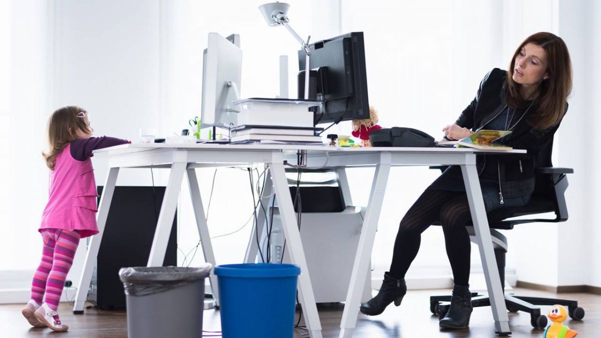 كيف تتخطّى المرأة العاملة شعورها بالتقصير حيال عائلتها؟