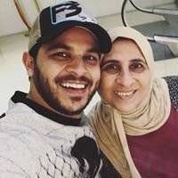 رشاد مع والدته