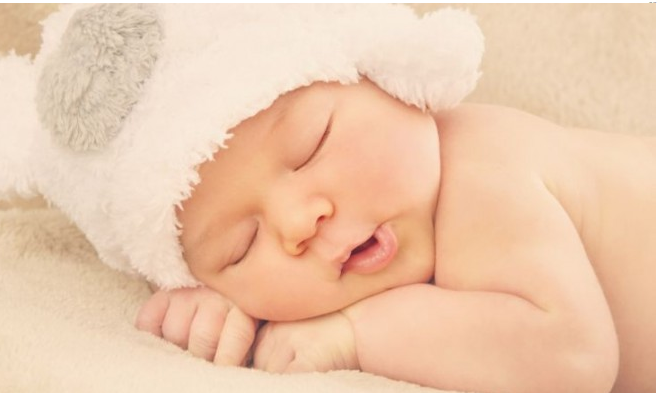 ساعدي طفلك الرضيع على النوم بهذه الحيل