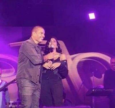 بعد اعترافه بحبها على المسرح... تسريب فيديو رومنسي جديد لعمرو دياب وهو يقبل دينا الشربيني