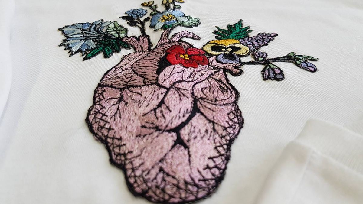 كواليس تصميم وتنفيذ قميص حسين بظاظا لصالح حملة #غردي_وردي