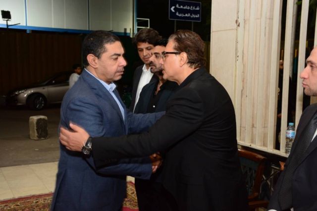 محمد رياض وعمرو محمود يس يتلقيان العزاء