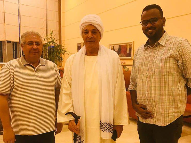 بالصورة: ماذا فعل محمود حميدة في مطار الخرطوم؟