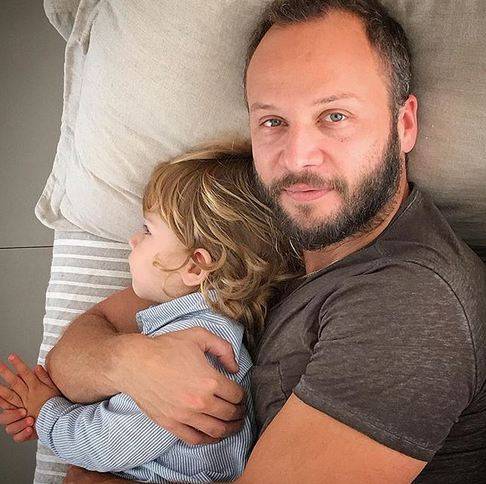 مكسيم خليل يحدث ضجة بصورة غريبة لزوجته وابنه في المنزل