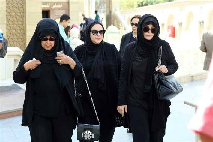 بالصور - نجلاء فتحي منهارة في جنازة زوجها حمدي قنديل
