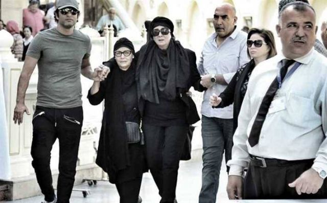 نجلاء فتحي تتقدم جنازة زوجها وبجوارها  إلهام شاهين وعمرو سعد