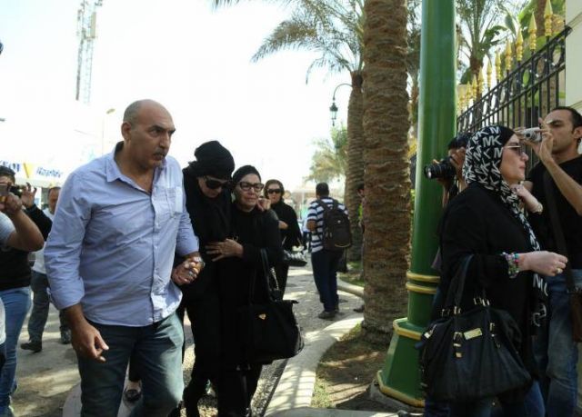 نجلاء فتحي مستندة على أقاربها في جنازة زوجها