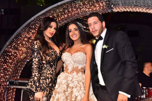 هيفاء مع العروسين