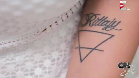 بالفيديو - بعد اتهمامها بالماسونية.. نجمة مصرية تكشف معنى وشمها الغريب