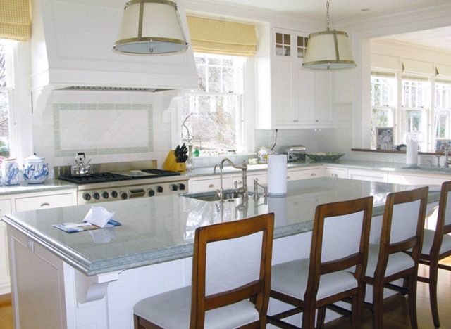 نفحة من الطابع الكلاسيكي لمطبخ أنيق وعملي