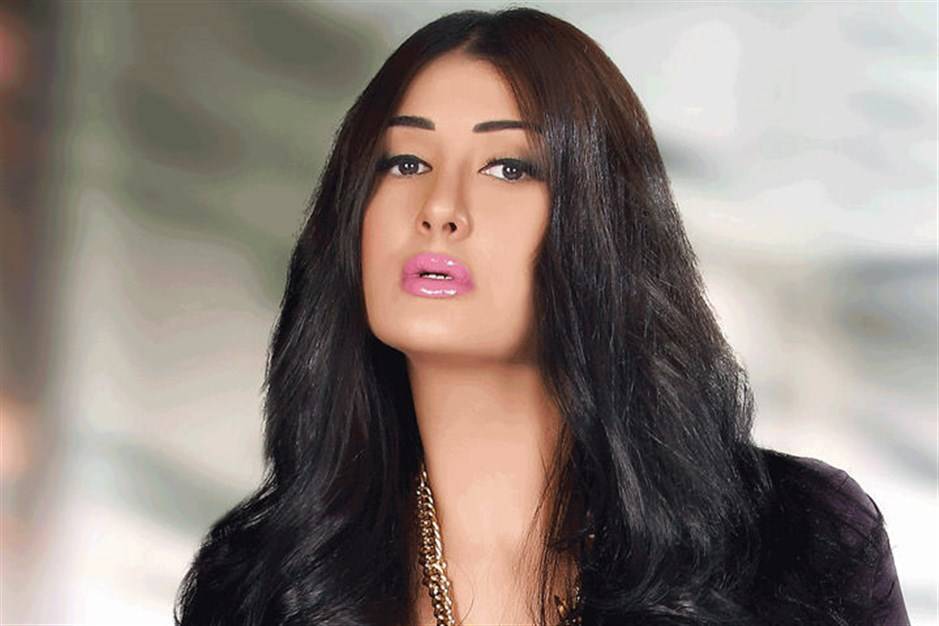 من النجم الذي التقته غادة عبد الرازق في الطائرة.. وإلى أين يتجهان؟