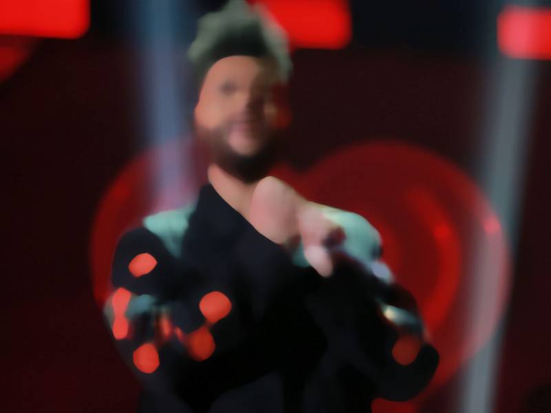 بالفيديو - نجم عالمي ينجو بأعجوبة من الموت بعد سقوط المسرح