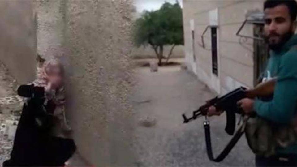 فيديو (+18) - شاب يفرغ طلقات رشاشه بجسد شقيقته لـ