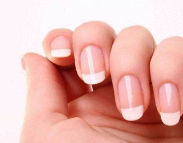 خطوات العناية بالأظافر  وموضة الألوان والتقليم