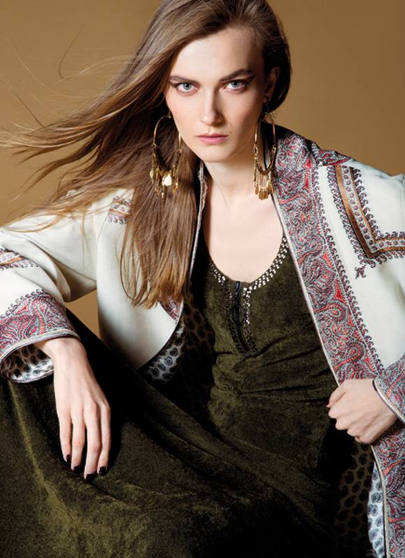 فستان من Sonia Rykiel ومعطف من Etro وأقراط للأذنين من Chloe.