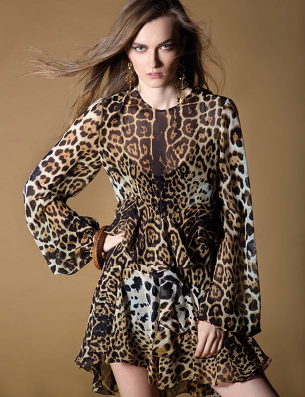 فستان من الحرير المطبع بنقوش حيوانية من Saint Laurent. أقراط للأذنين من Chloe. سوار من Cult Gaia.