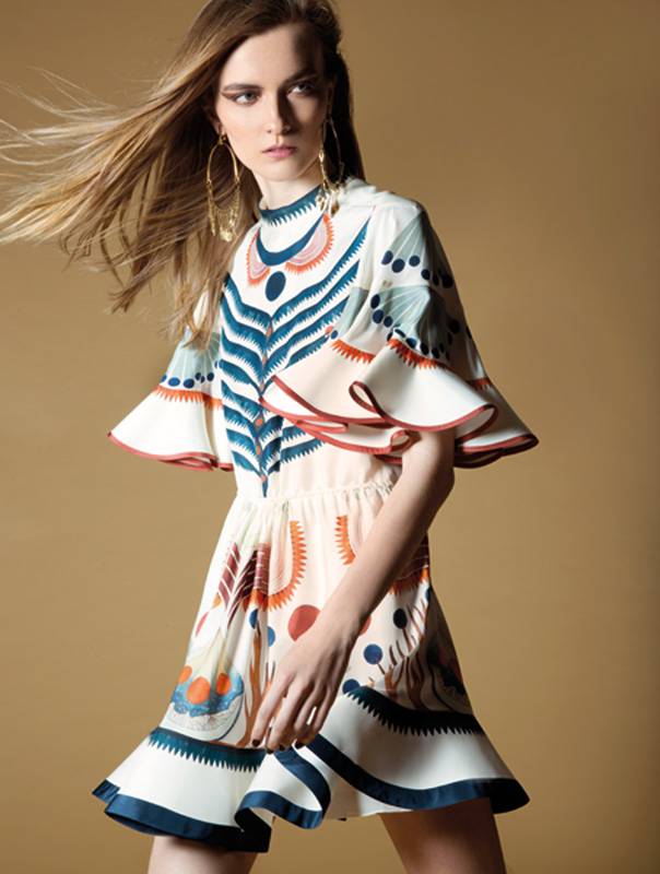 فستان من الحرير المطبع وأقراط للأذنين من Chloe.