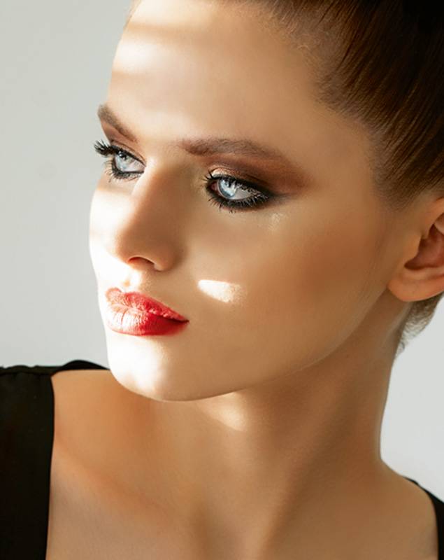 العينان:Dior Backstage Eye palette #1 DIOR البشرة: All Hours Foundation YSL الوجنتان: Joues Contraste#340 Evening Beige CHANEL الشفتان: Dangerous & Chili M.A.C الماسكارا: Hypnose LANCOME  