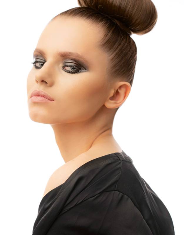 العينان:Palettes/ Mischief Minx/Carbon/ Lipgloss M.A.C البشرة:  Luminous Silk Foundation GIORGIO ARMANI الوجنتان:  Diorskin Mineral Nude Bronze#002 Soft Sunlight DIOR الشفتان: Le Rouge Crayon De Couleur No1 Nude CHANEL الماسكارا: Mascara Vinyl Couture YSL