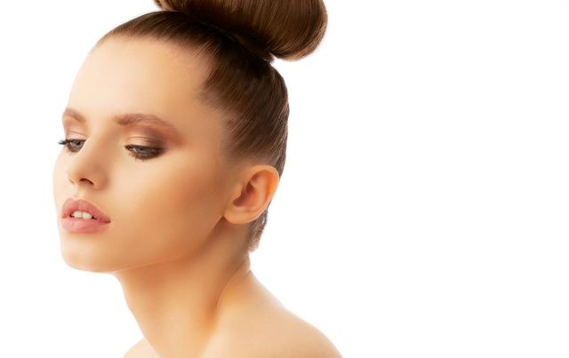 العينان: Personality Palette/Prissy Princess M.A.C البشرة: Forever Undercover 24H Full coverage DIOR الوجنتان: Give Me Sun Mineralize SkinFinish M.A.C الشفتان: L’absolu Rouge #250 Beige Mirage Lancome الماسكارا: Le Volume Revolution de CHANEL