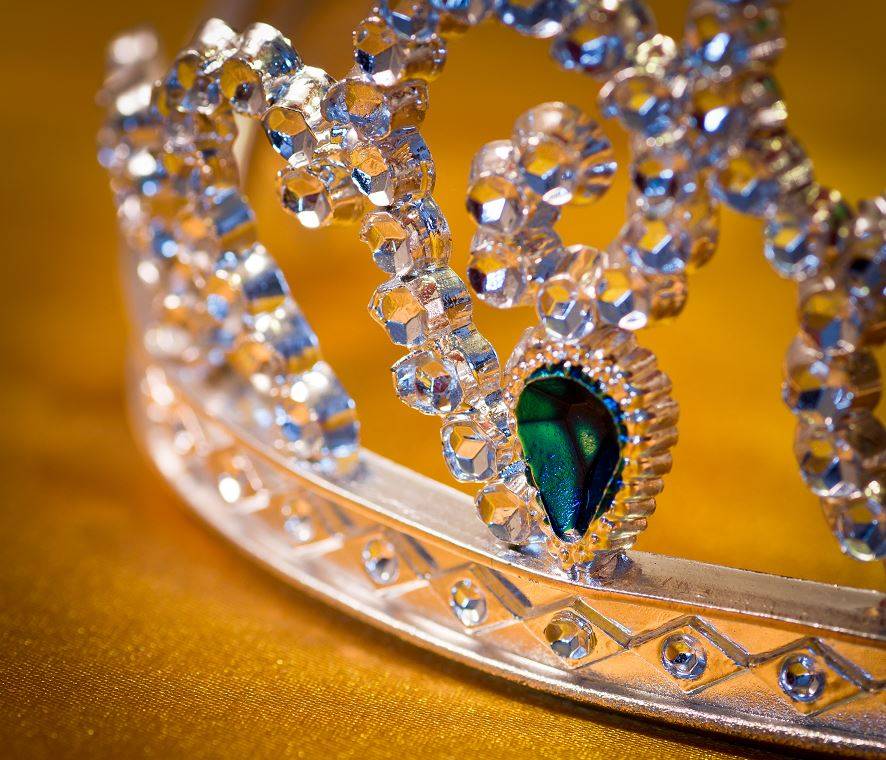 بالفيديو – ملكة جمال تسقط مغشياً عليها لحظة إعلان فوزها... شاهدوا كيف حدث ذلك