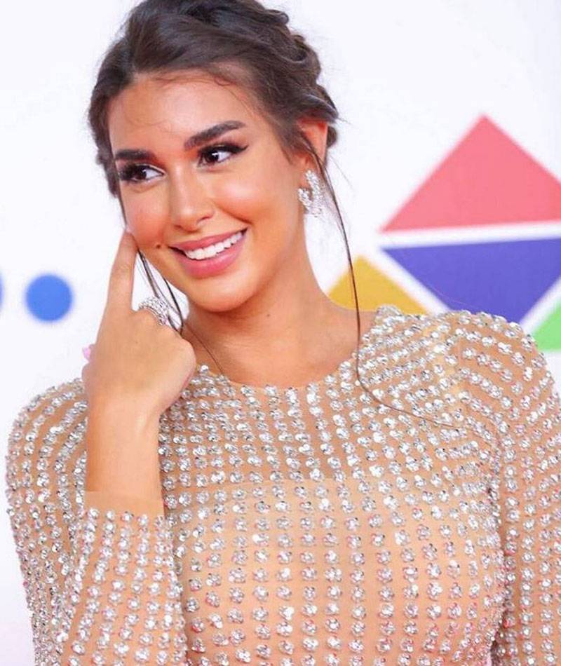 بالفيديو – فنان خليجي يكشف طلبه يد ياسمين صبري للزواج... وهي ترد بحسم بعد تقدمه أيضاً لمي عز الدين