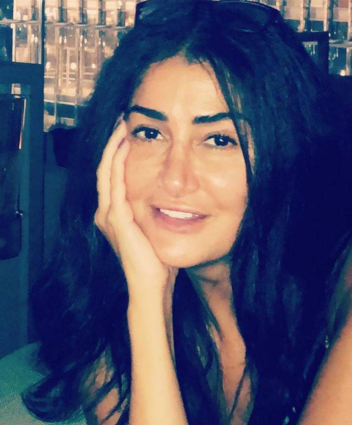 بالفيديو – إطلالة مخيفة لغادة عبدالرازق... ما الذي وضعته على وجهها وأثار السخرية؟